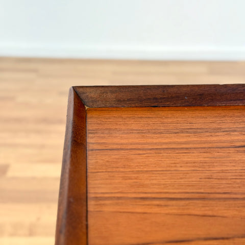 Side table in teak, 1950s-60s, Denmark - Beyo Vintage