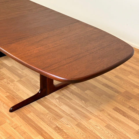 Oval dining table in mahogany by Skovby Møblefabrik, ca. 1980s, Denmark