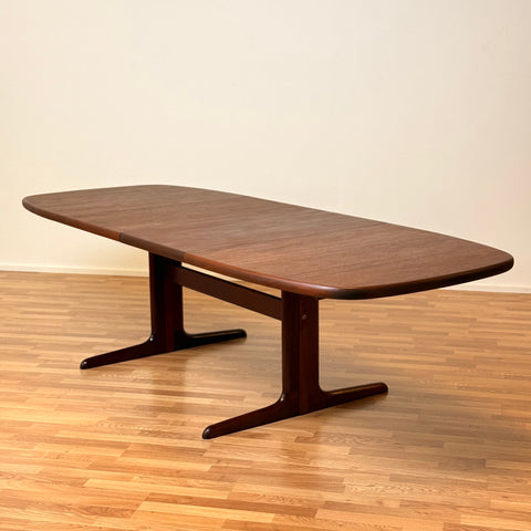 Oval dining table in mahogany by Skovby Møblefabrik, ca. 1980s, Denmark