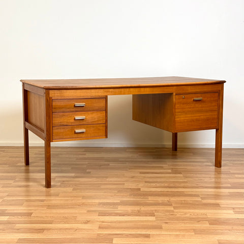 Writing desk in walnut by Gordon Russell for Averskogs möbelfabrik, 1960s-70s, Sweden - Beyo Vintage