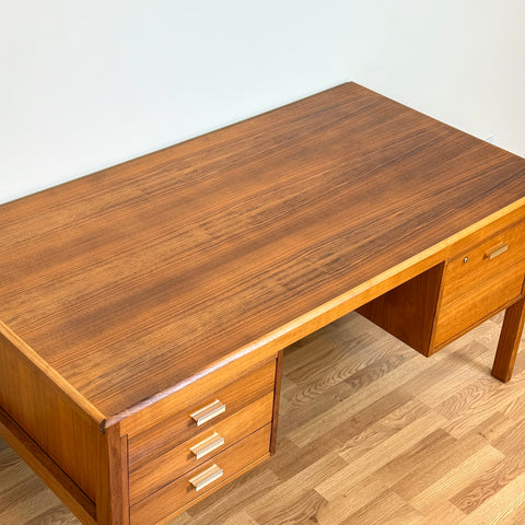 Writing desk in walnut by Gordon Russell for Averskogs möbelfabrik, 1960s-70s, Sweden - Beyo Vintage