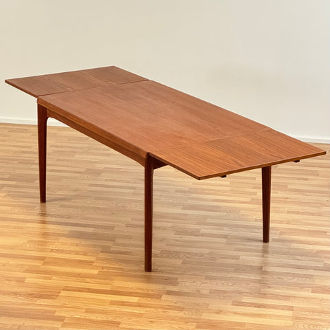 Dining table in teak, Henning Kjaernulf - Beyo Vintage