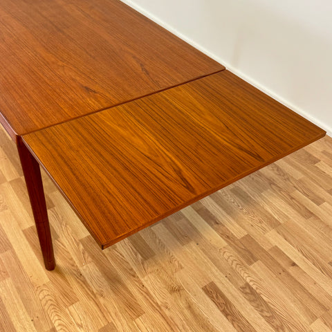 Dining table in teak, Henning Kjaernulf - Beyo Vintage