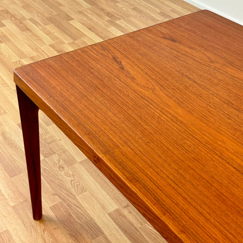 Dining table in teak, Henning Kjaernulf - Beyo Vintage