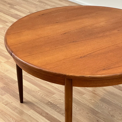 Round dining table, G-Plan - Beyo Vintage