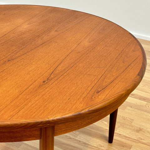 Round dining table, G-Plan - Beyo Vintage