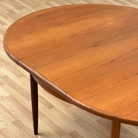 Round dining table, G-Plan - Beyo Vintage