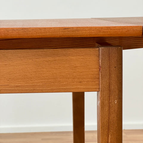 Small dining table in teak - Beyo Vintage