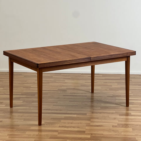 Dining table in walnut, Skaraborg, Sweden - Beyo Vintage