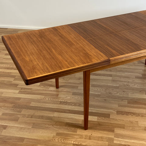 Dining table in walnut, Skaraborg, Sweden - Beyo Vintage