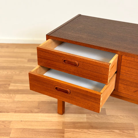 Sidobord i teak, 1950-60-tal, Sverige