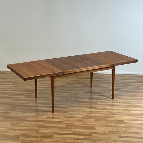 Dining table in walnut, Skaraborg, Sweden - Beyo Vintage