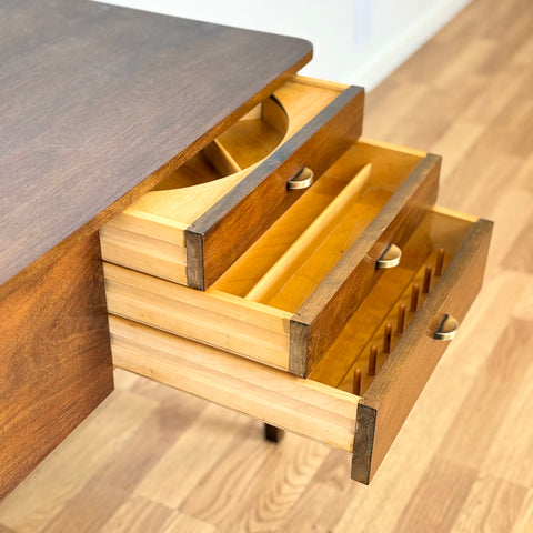 Side table in elm, 1950s-60s, Denmark - Beyo Vintage