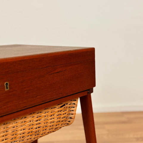 Sidobord / symaskinsbord i teak, 1950-60-tal, Danmark
