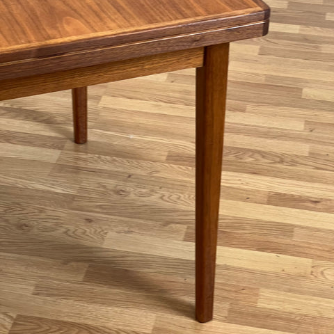 Dining table in walnut, Skaraborg, Sweden - Beyo Vintage