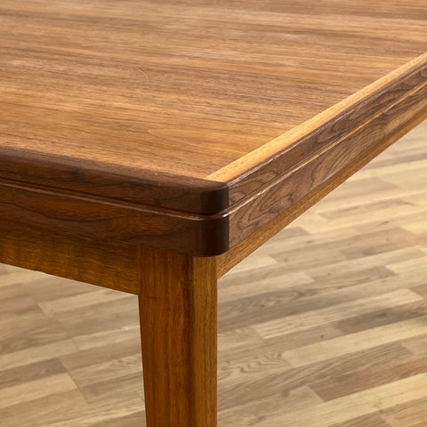 Dining table in walnut, Skaraborg, Sweden - Beyo Vintage