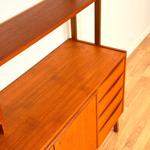 Bookshelf with pull-out desk in teak