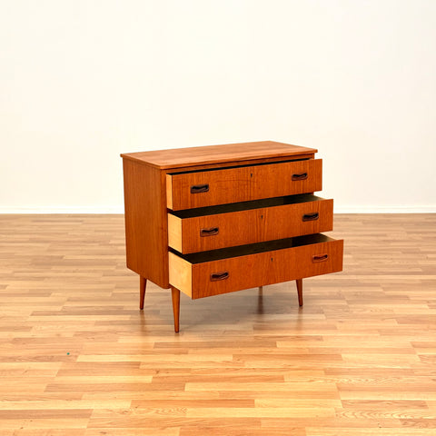 Chest of drawers in teak & beech