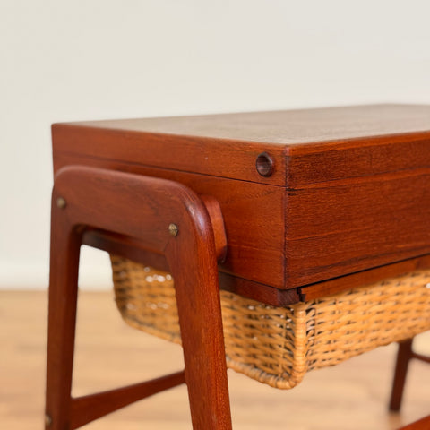 Sidobord / symaskinsbord i teak, 1950-60-tal, Danmark