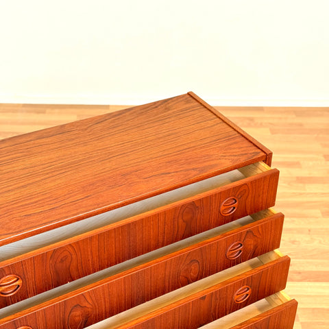 Chest of drawers in teak by Arne Vodder