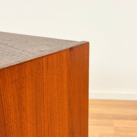 Sidobord i teak, 1950-60-tal, Sverige