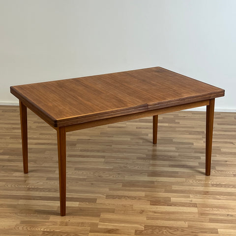 Dining table in walnut, Skaraborg, Sweden - Beyo Vintage